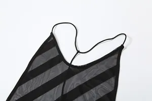 Primer plano de vestido de malla transparente con rayas negras y tirantes muy finos.