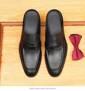 Vista superior de mules de hombre en cuero negro perforado, estilo casual de negocios