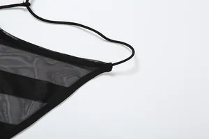 Vista macro detallada de la tela de malla negra de un vestido sexy ajustado sin espalda.