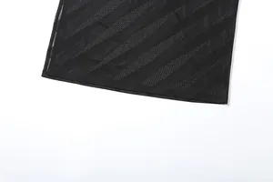 Primer plano de la tela de malla negra transparente con rayas diagonales para vestidos