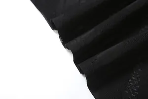 Vista macro que muestra la intrincada textura del tejido de malla negra semitransparente