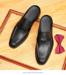 Detalle de mocasines de cuero negro perforado para hombre sin talón para el verano