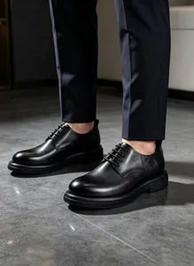 Elegantes zapatos de cuero negro para hombre, estilo business casual con punta redonda.
