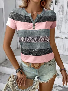 Gros plan d'un t-shirt décontracté pour femme à col en V rayé avec boutons décoratifs.