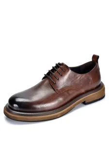Primer plano detallado de zapatos Derby de cuero marrón para hombre con punta redonda