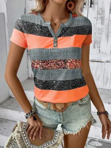 Vue détaillée d'un t-shirt à rayures décontracté pour femme avec col boutonné