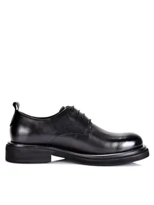 Zapato derby clásico de cuero negro con suela gruesa y diseño británico de punta redonda