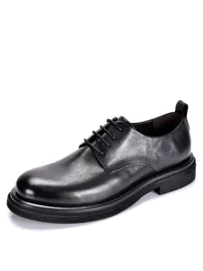Vista lateral profesional de zapatos derby clásicos de cuero negro con diseño de punta redonda