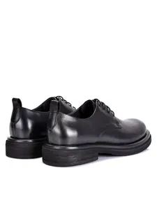 Vista posterior de zapatos derby de cuero negro hechos a mano con textura premium