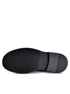 Vista detallata de la suela de goma antideslizante de zapatos de hombre de cuero auténtico formal.