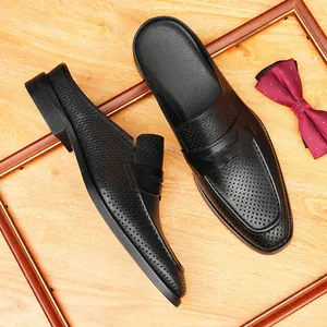 Mules para hombre de cuero perforado negro con punta fina en estilo casual de negocios