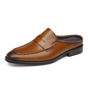 Mules de cuero perforado marrón para hombre con punta puntiaguda para negocios casual
