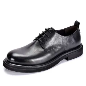 Zapatos casuales de negocios para hombre en cuero genuino negro con punta redonda.