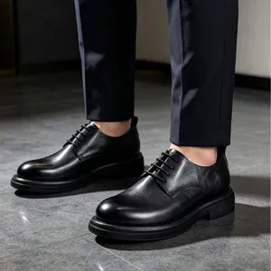 Zapatos casuales de negocios para hombre en cuero genuino con diseño de punta redonda.
