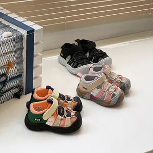Vista detallada de tres pares de sandalias de verano para niños con punta reforzada.
