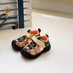 Vista detallada de sandalias coloridas para niños con una estrella de mar decorativa de verano