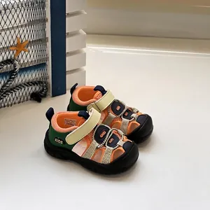 Vista detallada de las sandalias cerradas para niños con cierre de velcro y malla superior