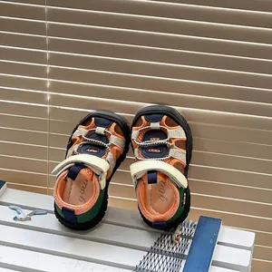 Vista detallada de sandalias coloridas para bebés con diseño de punta cerrada