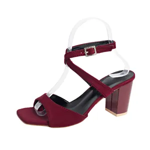 Elegante weinrote Sandalen mit Blockabsatz, quadratischer Zehenpartie und Strass-Schnalle.
