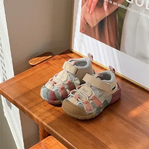 Primer plano de sandalias de malla para niños con puntera de goma protectora.