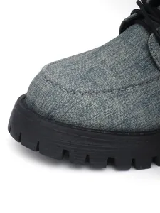 Detailansicht des grauen Gewebes und der dicken Profilsohle der Retro-Loafer für Damen