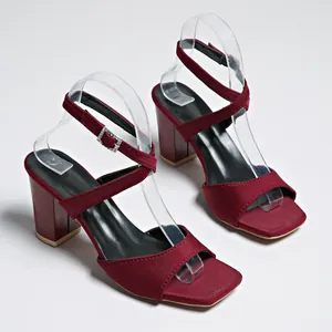 Detailansicht weinroter Sandalen mit Blockabsatz, eckiger Zehenpartie und Knöchelriemen.