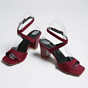 Detailansicht weinroter Blockabsatz-Sandalen mit quadratischer Zehenpartie und Riemen