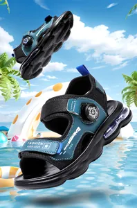 Detail van luchtkussen sandalen voor jongens met draaisluiting voor zomer aan het strand
