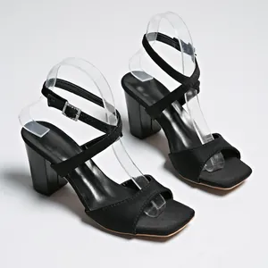 Seitenansicht schwarzer Sandalen mit Blockabsatz, eckiger Zehenpartie und Riemchen