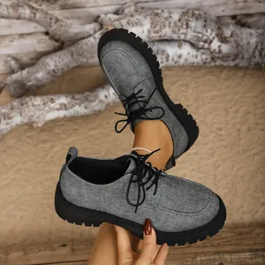 Detailansicht grauer Denim Vintage Plateau Schnürschuhe mit dicken schwarzen Sohlen