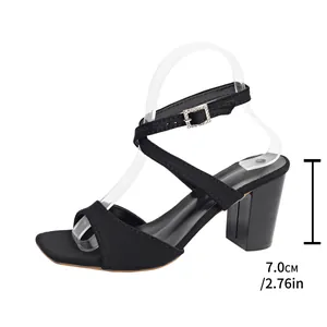 Schwarze Sandalen mit Blockabsatz und quadratischer Zehenpartie, Absatzhöhe 7 cm