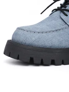 Nahaufnahme des blauen strukturierten Materials und der dicken schwarzen Profilsohle