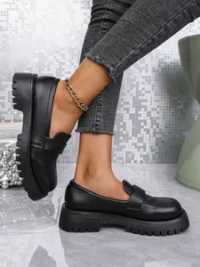 Seitenansicht der schicken schwarzen Plateau-Loafer im britischen Stil mit Profilsohle.