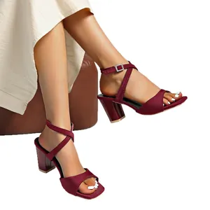 Elegante burgunderrote Blockabsatz-Sandalen mit quadratischer Zehenpartie für Damen