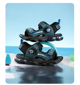 Detail van jongens strandsandalen met luchtkussen, draaisluiting en zachte zolen voor zomer.
