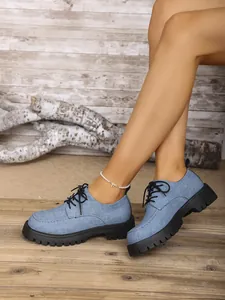 Detailansicht von Damen Retro-Loafern aus hellblauem Denim mit klobigen schwarzen Sohlen