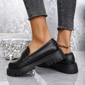 Detailansicht schwarzer Plateau-Loafer im britischen Stil mit klobiger Profilsohle