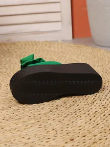 Primer plano de la suela de plataforma negra con textura ondulada