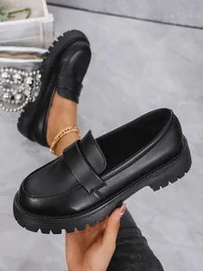 Detail schwarzer Plateau-Loafer aus genarbtem Leder mit robuster, rutschfester Sohle.