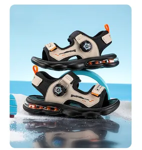 Detail van jongenszomersandalen met een luchtkussenzool en een handige draaiknopsluiting