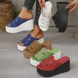 Vue détaillée des mules à talons compensés pour femmes avec motif découpé au laser