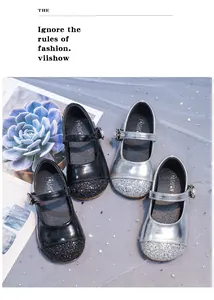 Scarpe Mary Jane glitterate per bambine in nero e argento su sfondo stellato.