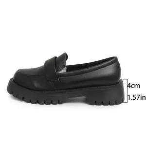 Seitenansicht schwarzer Plateau-Loafer im britischen Stil mit 4 cm Absatzhöhe im Detail.