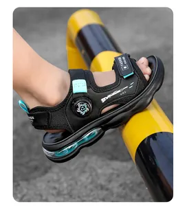 Detailopname van kindersandalen met luchtkussen, gespsluiting en zachte zool