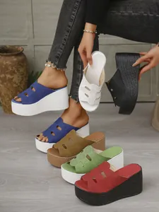 Mules compensées stylées pour femmes avec motifs ajourés uniques en plusieurs couleurs