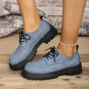 Detailansicht stilvoller blauer Vintage-Loafer mit dicker Sohle aus Denim am Fuß