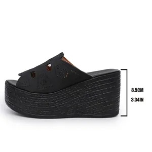 Pantoufle compensée noire pour femme avec talon de 8,5 cm et tige découpée au laser