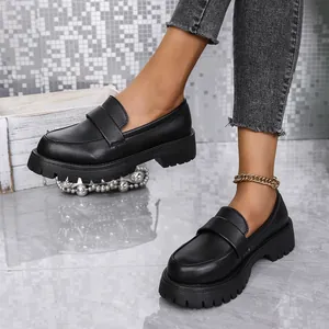 Schwarze Plateau-Loafer im britischen Retro-Stil mit runder Kappe und klobiger Sohle
