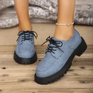 Nahaufnahme von blauen Denim-Plateau-Oxfords für Damen mit dicker schwarzer Profilsohle