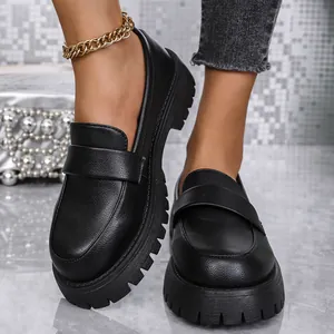 Klassische schwarze Plateau-Loafer mit dicker Profilsohle im britischen Retro-Stil